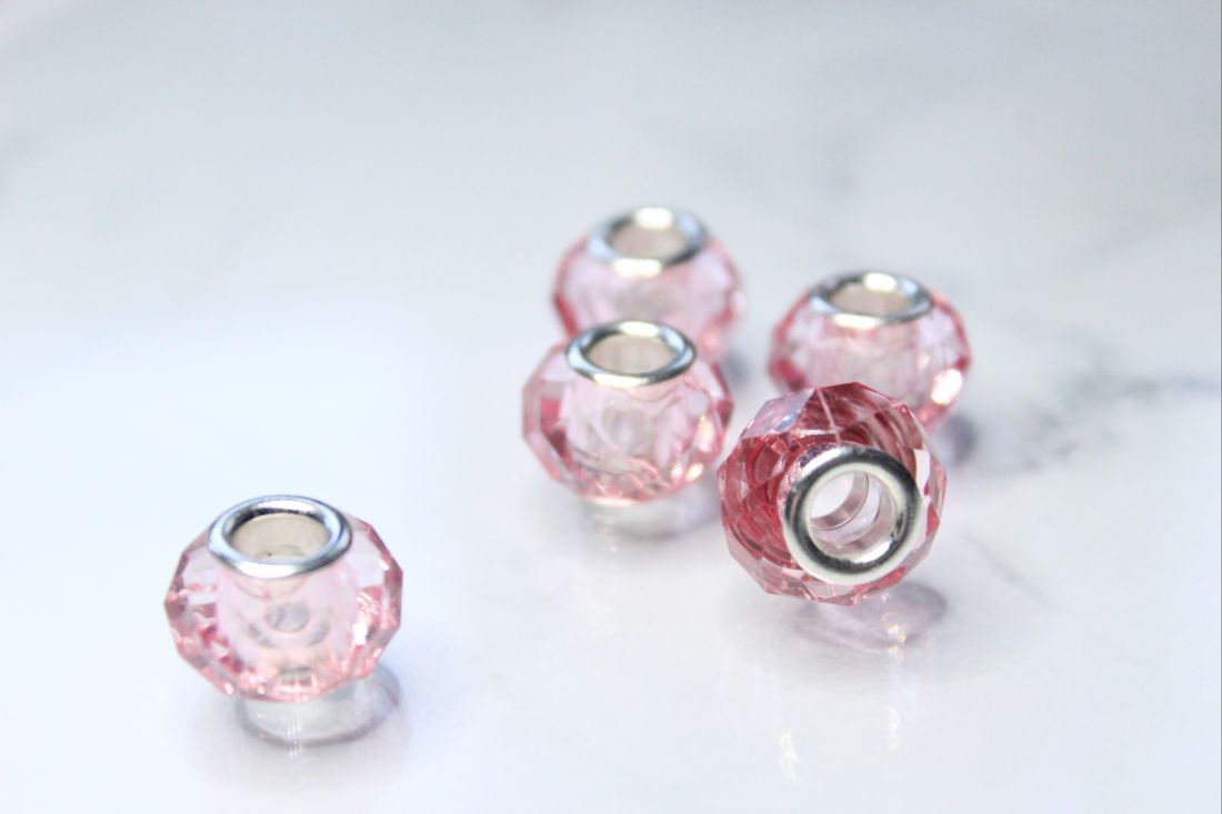Rózsaszín üvegkristály hatású strasszos charm  